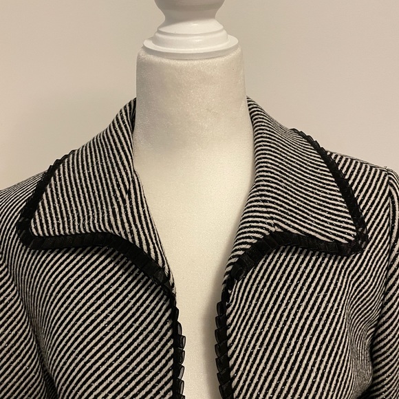 Tahari Arthur S. Levine Blazer Black/Light Cream Fabric Silver threading
Size 4 - Picture 6 of 9